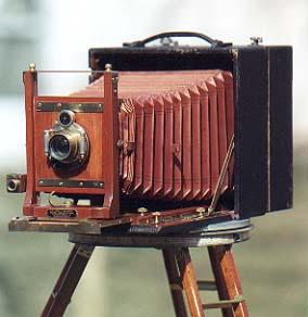 An up-close view of a Cirkut camera. The camera sits on a rotating base that allows it to take panoramic photographs.